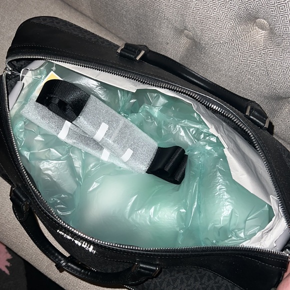 XL Michael Kors Travel Bag - Picture 16 of 16